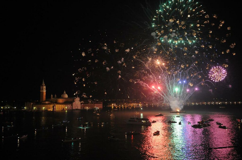 Capodanno 2026 in Maschera: cenone, musica e fuochi d’artificio
