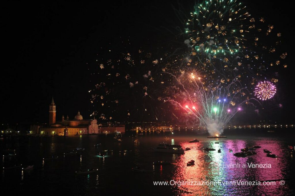 Fuochi d’artificio della Festa del Redentore a Venezia sul Bacino di San Marco