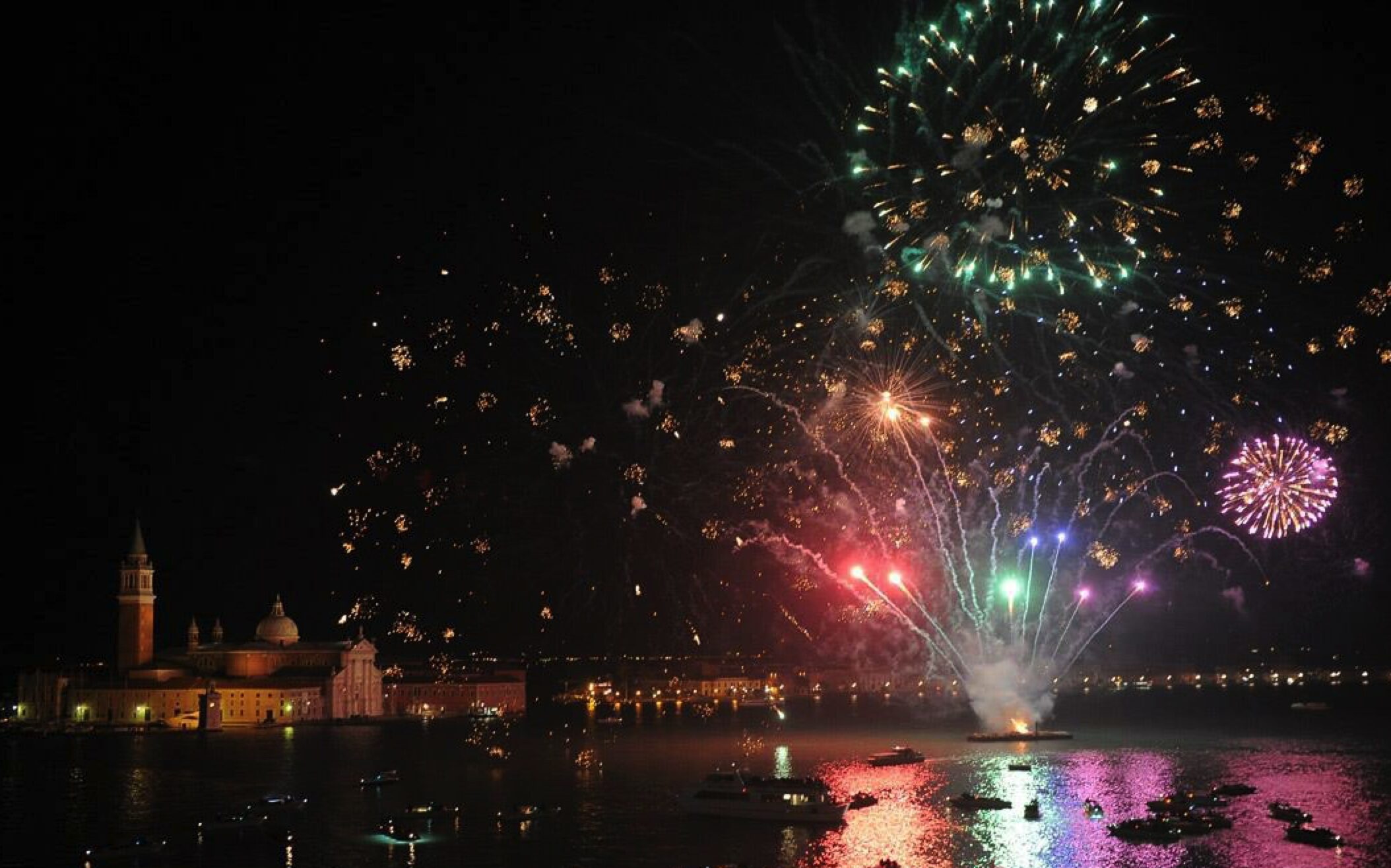 Fuochi d’artificio della Festa del Redentore a Venezia sul Bacino di San Marco