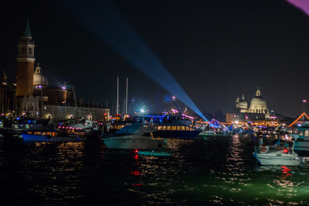 Barche illuminate raccolte nel Bacino di San Marco per la Festa del Redentore a Venezia