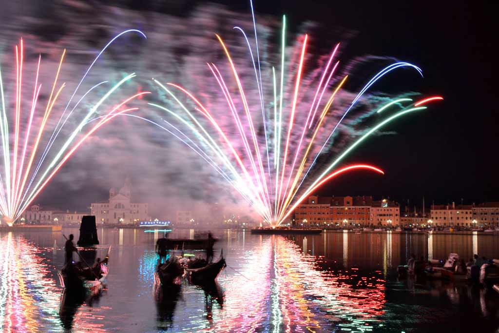 Fuochi d’artificio di Capodanno a Venezia riflessi sulla laguna
