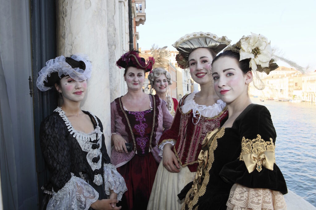 Ragazze in abiti tipici veneziani posano durante il Carnevale di Venezia