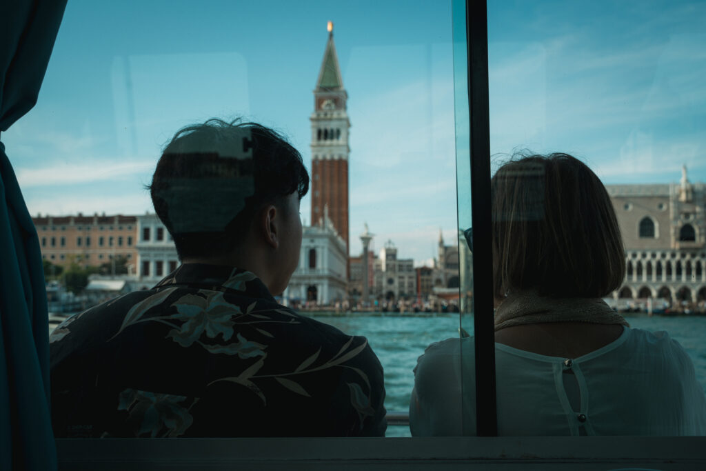 Coppia in barca a Venezia con vista su Piazza San Marco