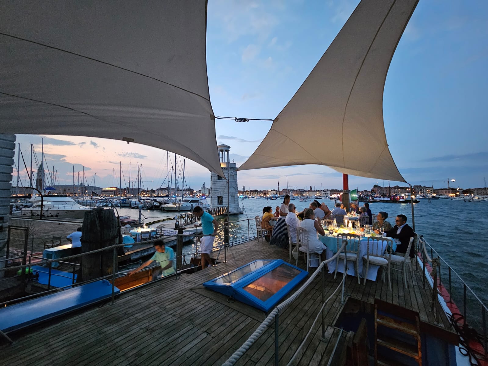Evento in barca a Venezia con cena esclusiva al tramonto in laguna