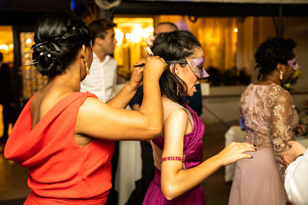 Invitati indossano maschere durante una festa privata elegante a Venezia.