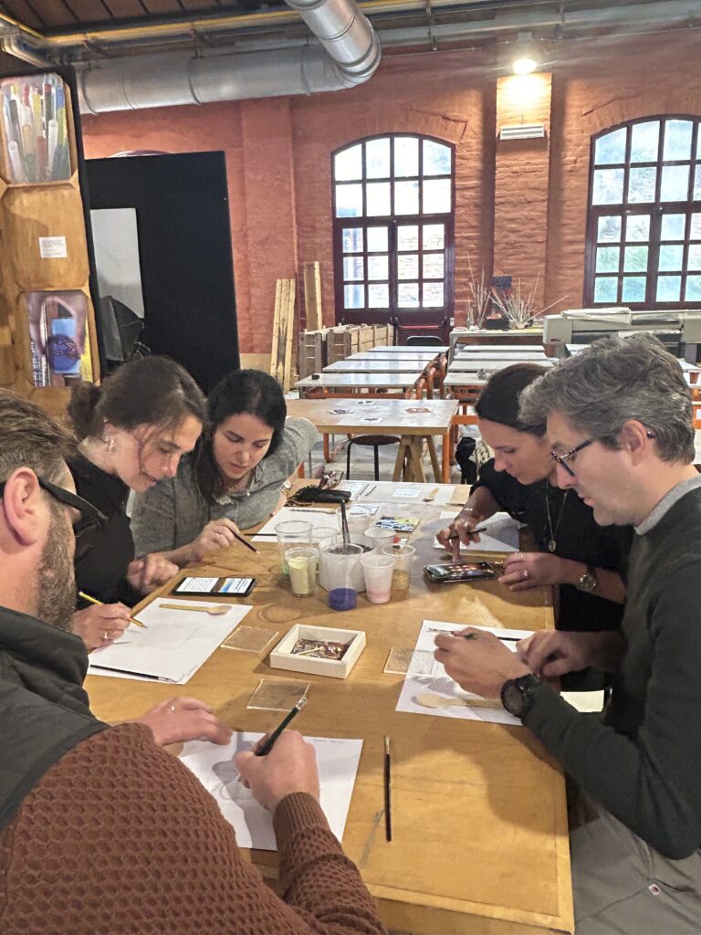 Partecipanti a un corso di mosaico a Venezia durante un team building creativo