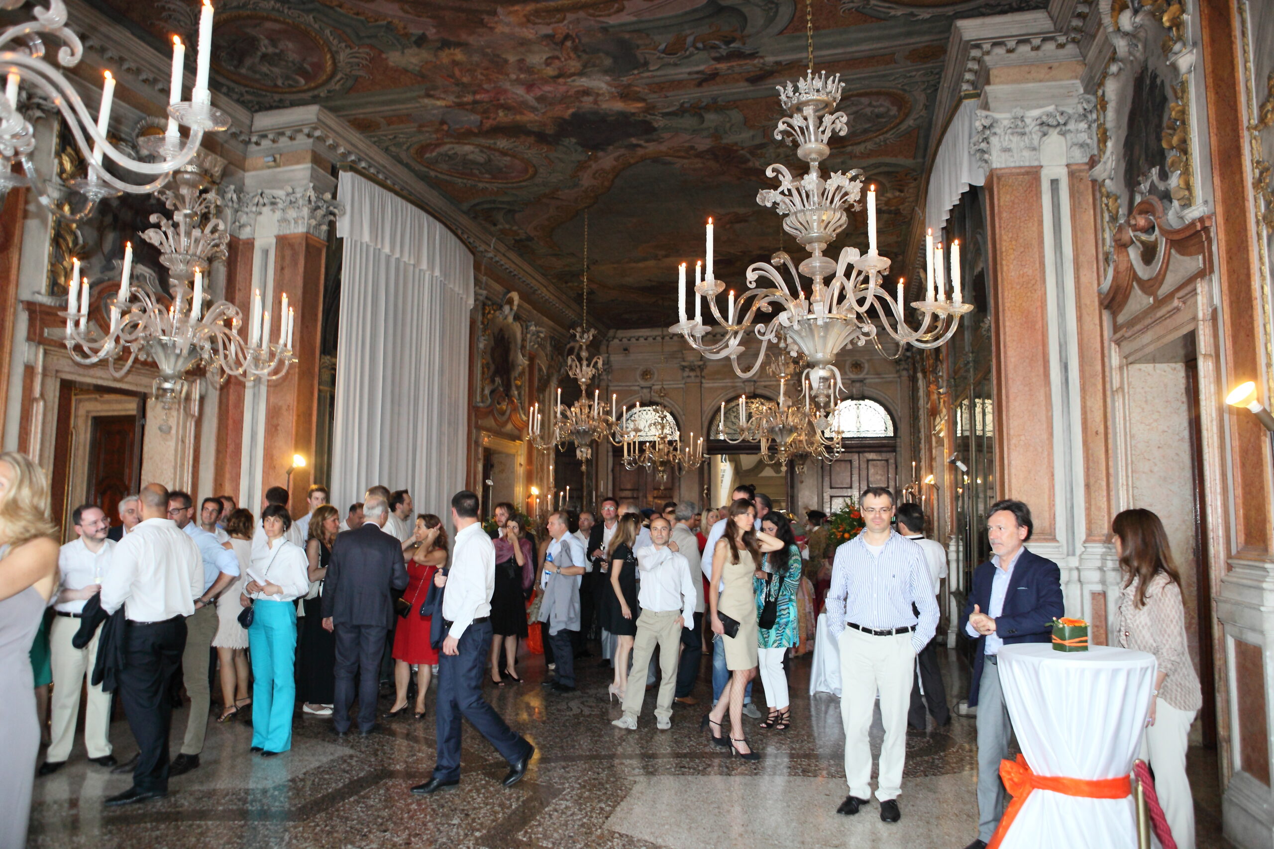 Convention aziendale a Venezia in un palazzo storico con ospiti e lampadari in vetro.