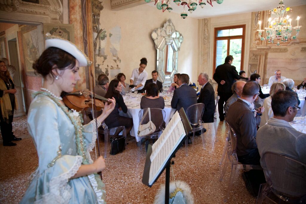 Evento MICE a Venezia con musica dal vivo e pranzo aziendale in palazzo storico