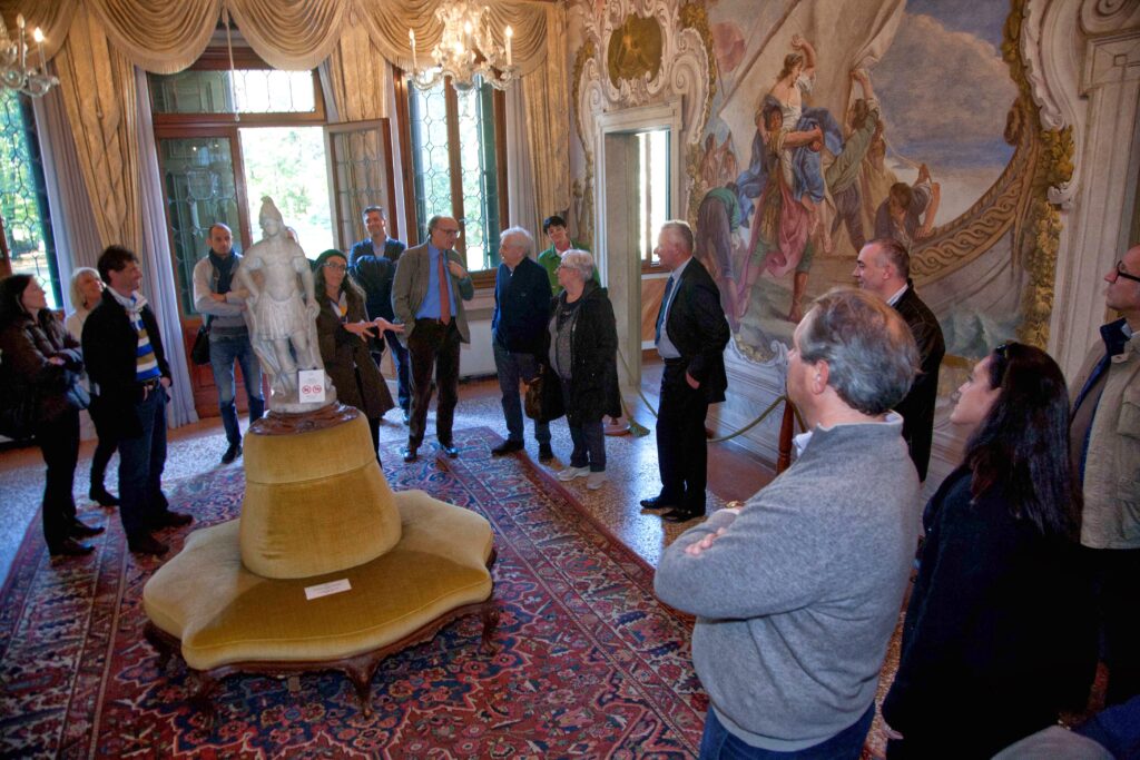 Visita guidata in un palazzo storico di Venezia con gruppo di partecipanti