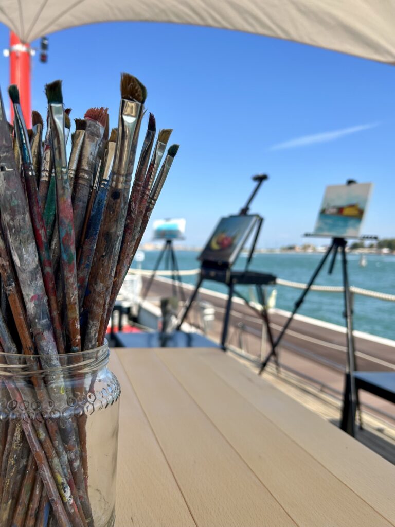 Pennelli e cavalletti per dipingere durante un’esperienza artistica in barca a Venezia