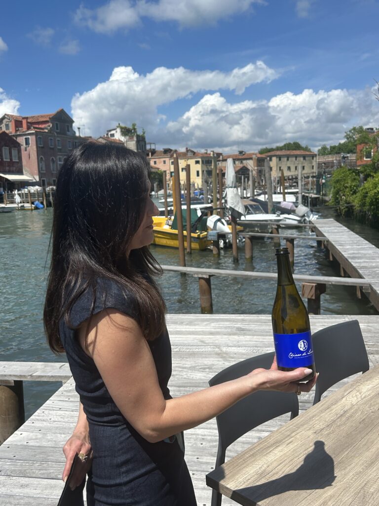 Wine Tasting Challenge a Venezia con degustazione vini alla cieca durante un team building