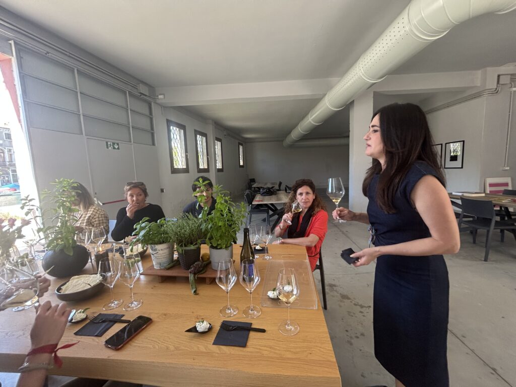 Degustazione vini a Venezia con sommelier e gruppo aziendale durante un team building