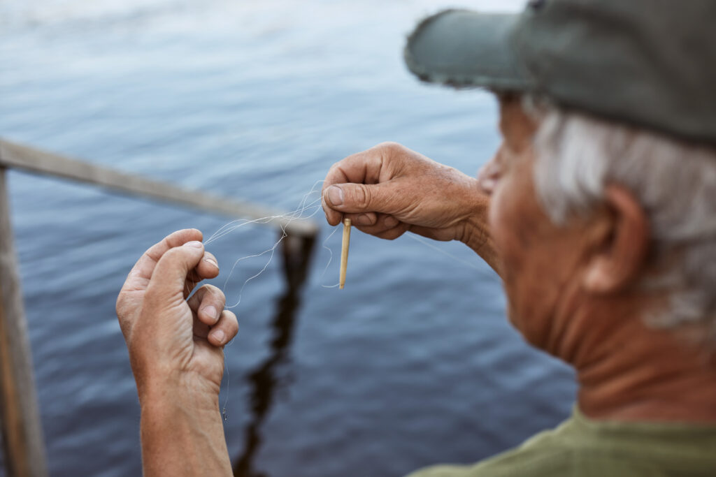 Pesca tradizionale Venezia con pescatore locale che prepara la lenza in laguna