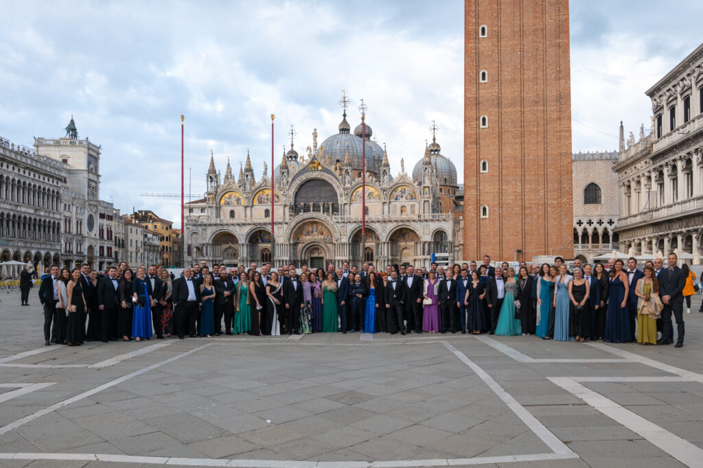 Evento aziendale a Venezia con ospiti eleganti davanti al campanile di San Marco.