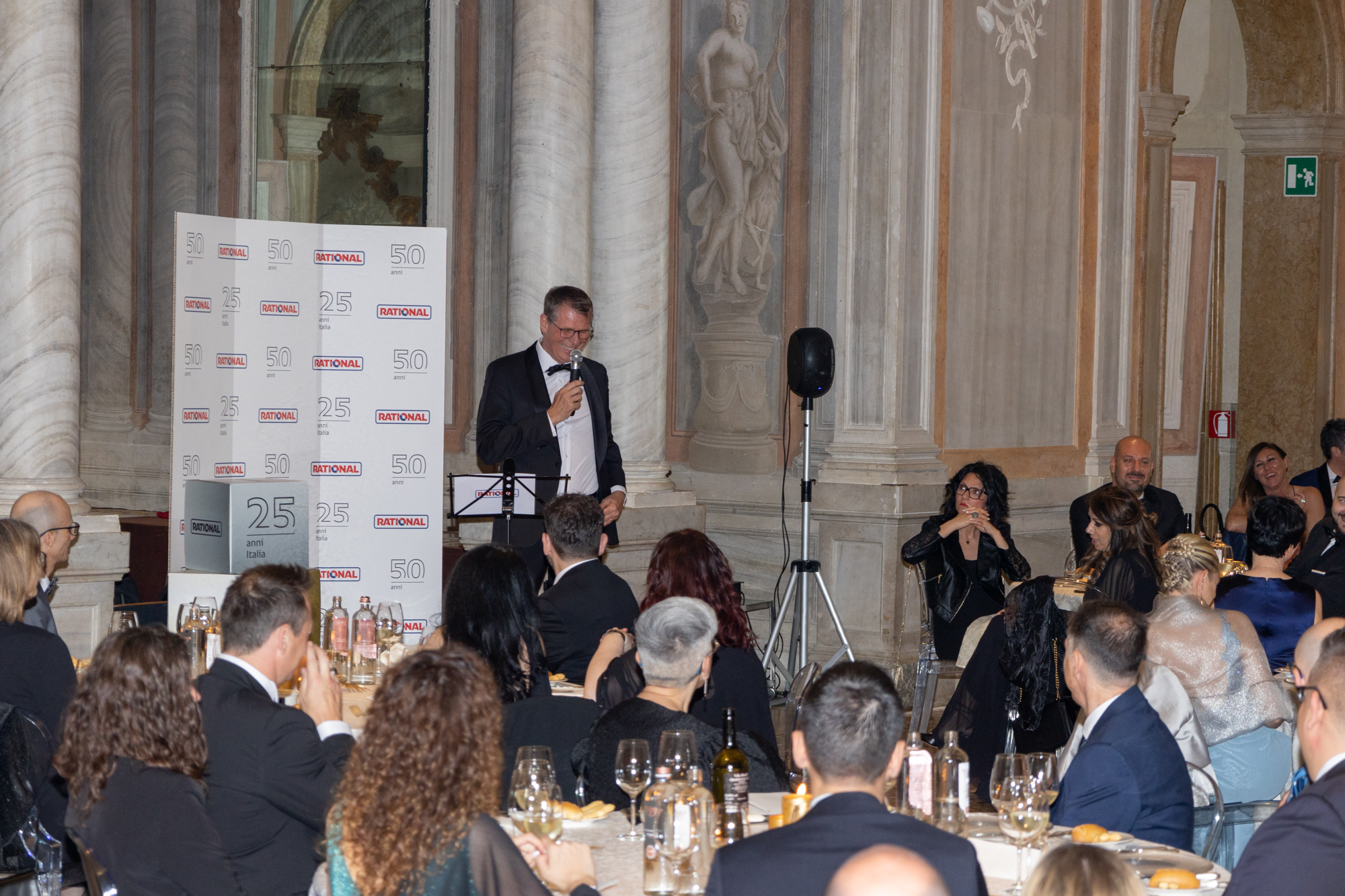 Sale riunioni Venezia in palazzo storico durante evento aziendale con cena di gala.