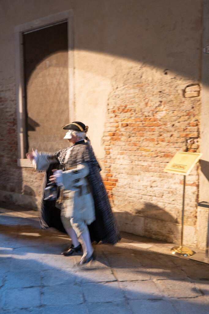 Attore in costume storico veneziano durante una rievocazione a Venezia