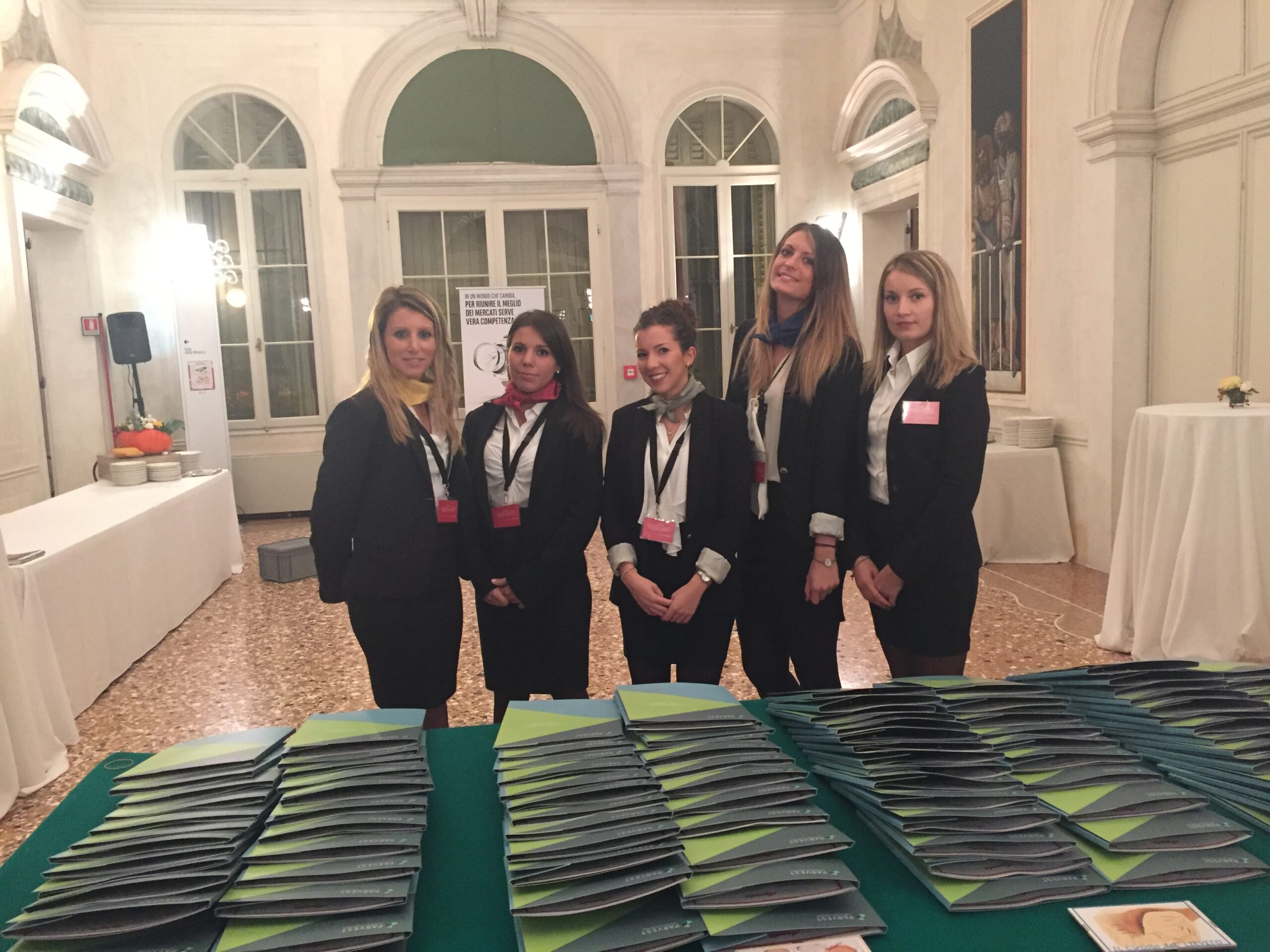 Azafatas y recepción de invitados Intérprete simultáneo Service técnico