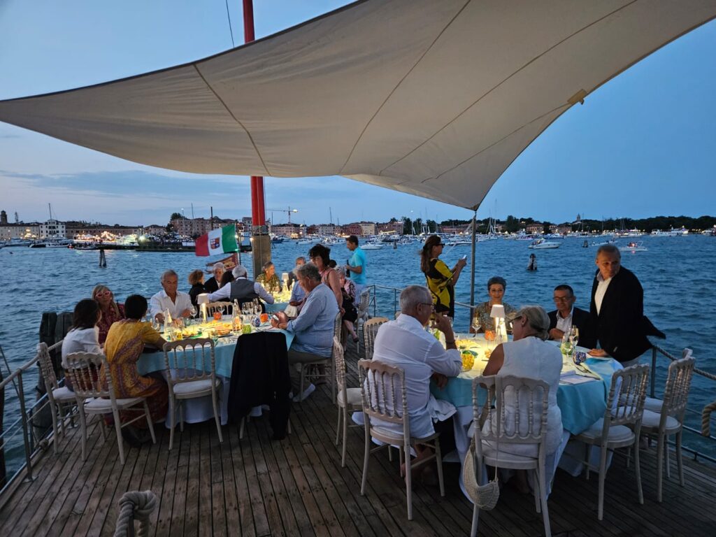 Team building in barca a Venezia con cena e attività aziendali in laguna