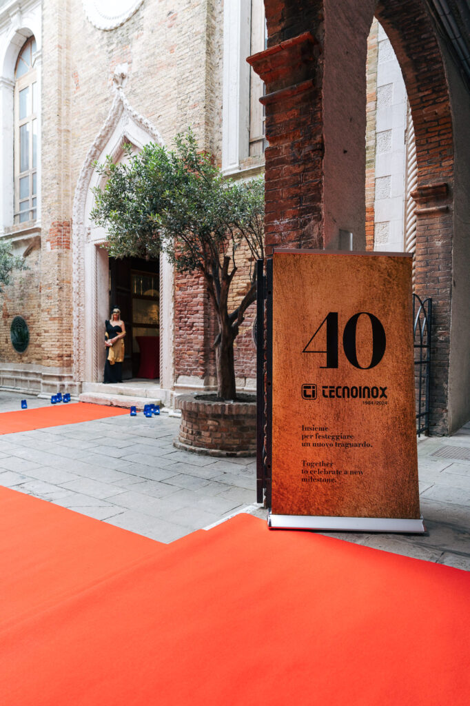 Ingresso con tappeto rosso per anniversario aziendale a Venezia, evento esclusivo in location storica.