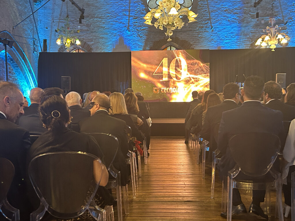 Sale riunioni Venezia allestita per convention aziendale con palco e maxi schermo.