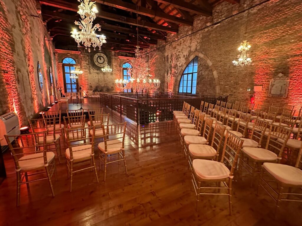 Sala per convegni a Venezia con sedute eleganti e lampadari in vetro di Murano.