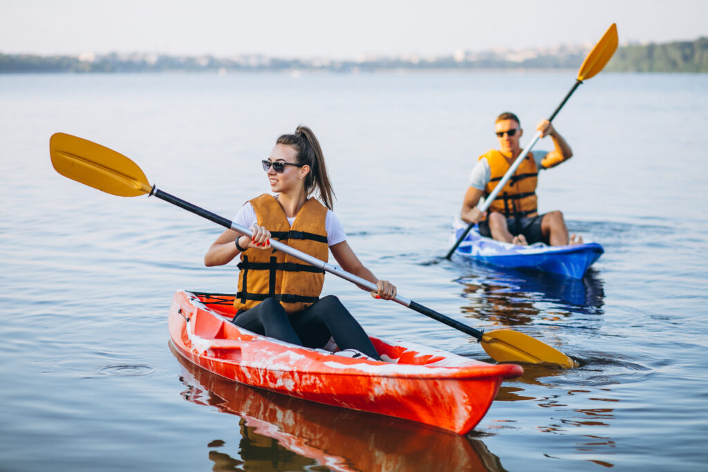 Coppia in kayak durante un’attività di team building sportivo a Venezia