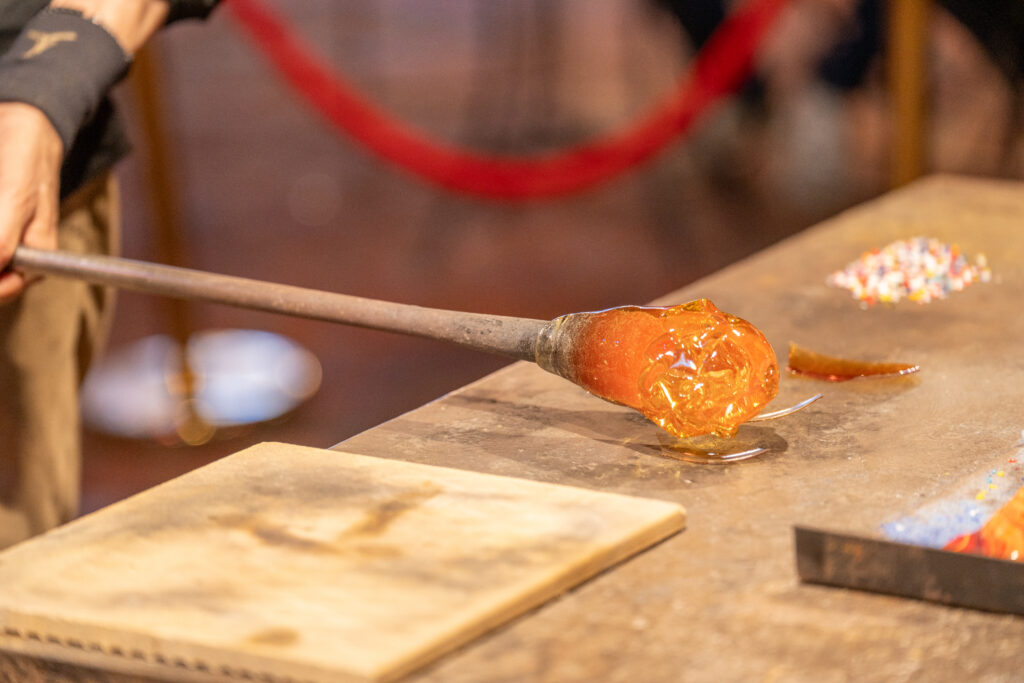 Lavorazione del vetro di Murano durante una dimostrazione artigianale a Venezia.