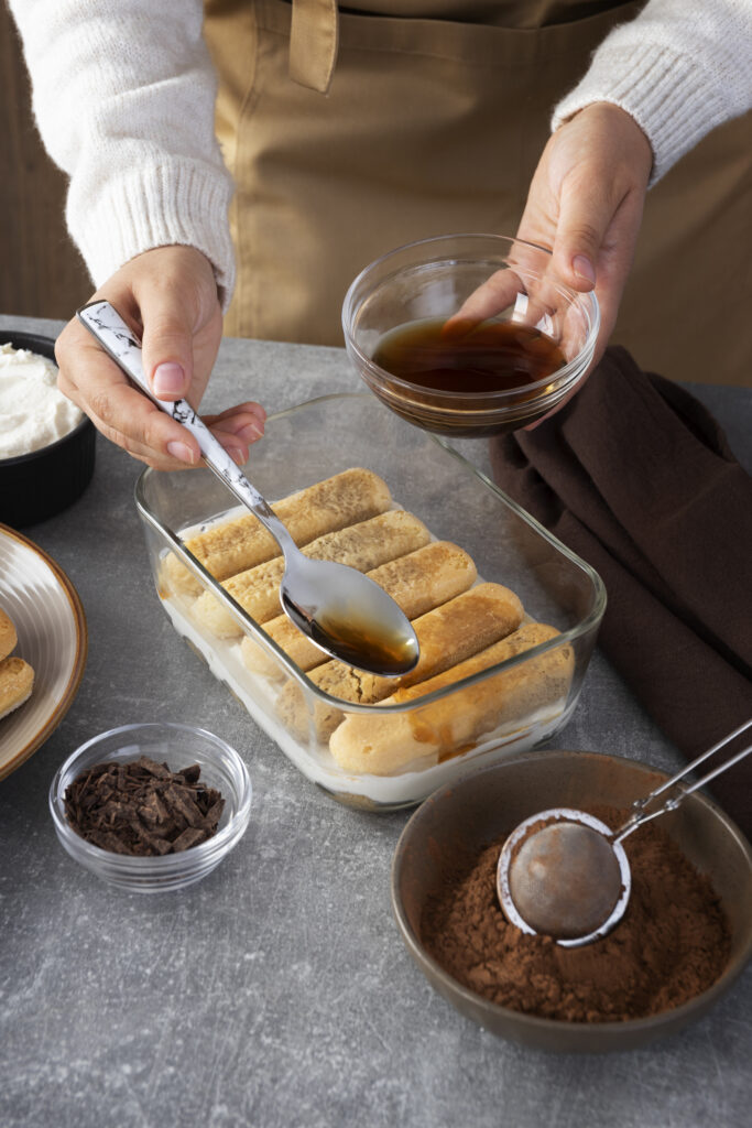 Preparazione del Tiramisù Veneziano durante un corso di cucina con degustazione vini a Venezia.