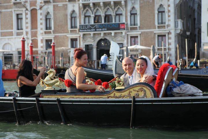 Matrimonio in barca a Venezia su gondola elegante