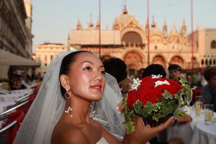 Sposa con bouquet in Piazza San Marco a Venezia