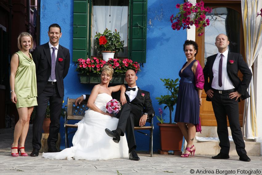 Sposarsi a Venezia: sposi e invitati posano per un matrimonio colorato e raffinato a Burano.